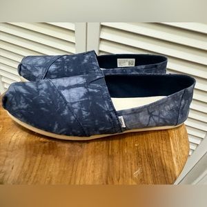 Women’s tie-dye Toms size 7.5